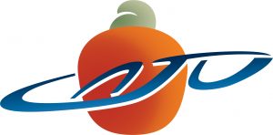 Logotipo do CAJu: uma fruta caju estilizada de maneira simples, com a castanha na parte superior da imagem, e o texto "CAJu" estilizado no centro ligeiramente inclinado, fazendo alusão ao formato de anéis de um planeta, como se a fruta fosse um planeta com o texto como seus anéis.