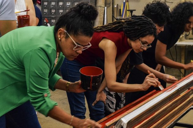 Campus da UFJF recebe banco vermelho, símbolo da luta contra o feminicídio