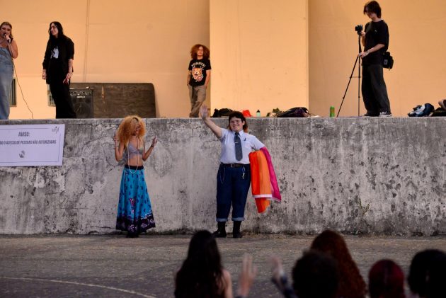 Concurso de performance reúne comunidade sáfica na Praça Cívica