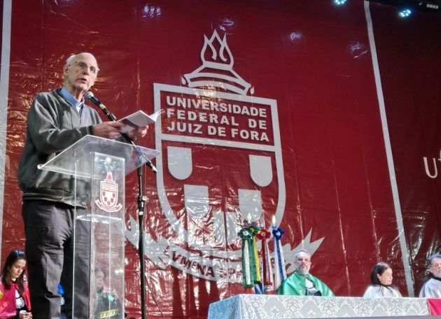 ‘Com uma mão compartilho o pão, com a outra luto’, enfatiza Júlio Lancellotti em homenagem