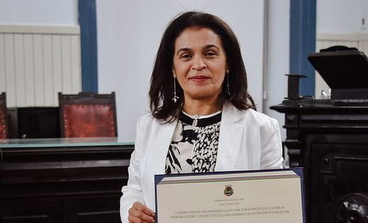 “Honrada”: reitora da UFJF recebe título de cidadã honorária na Câmara Municipal