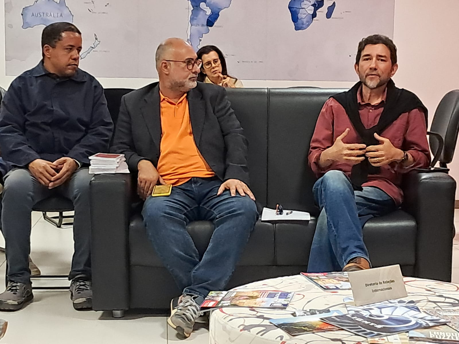 Prof. Gilberto fala sobre a crise humanitária global em roda de conversa sediada na DRI-UFJF (Agosto/ 2025)