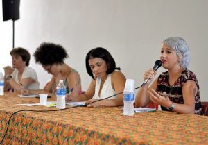 Leda Mendonça (com o microfone): “A exoneração recente de um professor da Odontologia foi um passo muito importante contra o machismo na UFJF” (Foto: Twin Alvarenga)