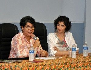 Amélia Tereza Santa Rosa Maraux, à esquerda, participou do debate, mediado por Daniela Auad (Foto: Alexandre Dornelas)
