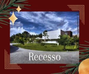 Imagem da Reitoria com elementos de natal (estrelas, bola, galhos de planta)