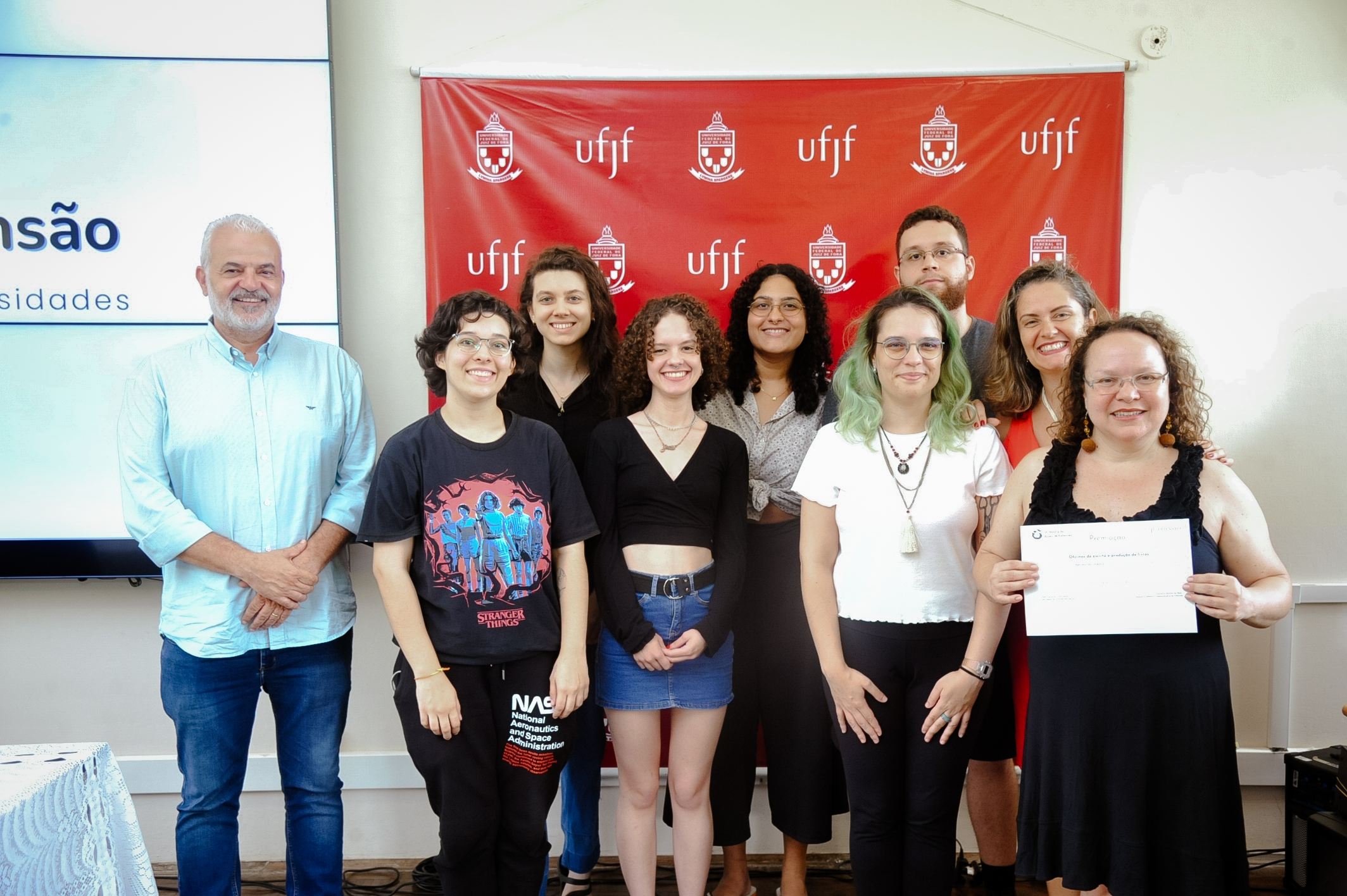 Projeto de Extensão das Oficinas de Escrita e Produção de Livros da Editora UFJF é premiado na VII Mostra de Extensão da UFJF