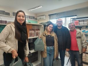 Equipe da Editora UFJF junto da professora de português e coordenadora da Escola Municipal Santa Cecília