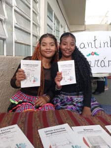 Alunas da Escola Municipal Santa Cecília recebem edição individualizada de seus livros produzidos durante festa junina 