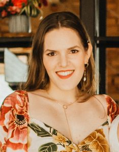 Foto da autora da obra "Nos limites da neutralidade jurídica: trajetórias e experiências de mulheres profissionais do direito"