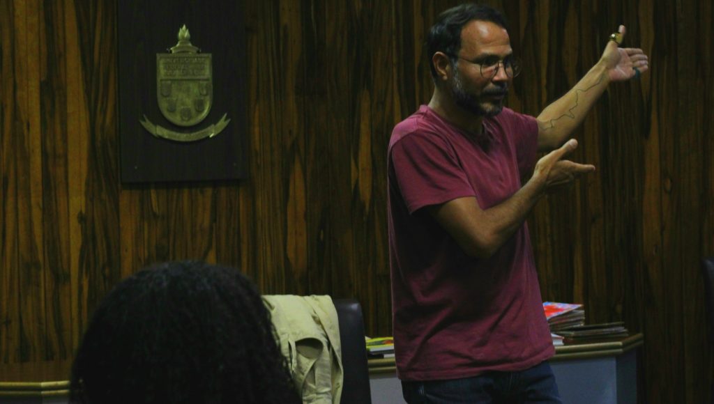 Poeta Elizeu Braga mostra o braço com a tatuagem do Rio Madeira