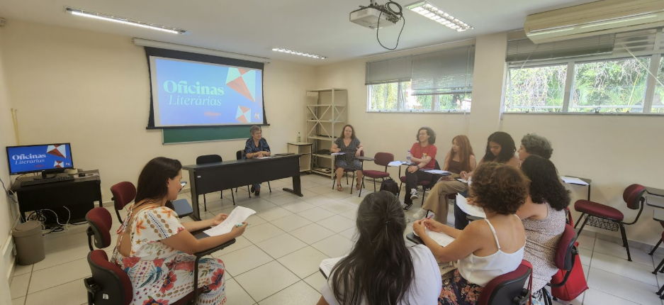 Sala de palestras onde os participantes est&atilde;o sentados em circulo para ouvir a palestrante Marisa Pontes