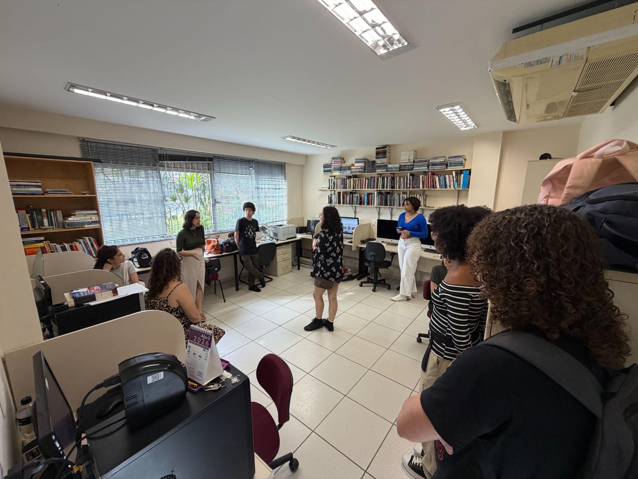 Participantes das oficinas na sala de estúdio dentro do prédio da Editora UFJF