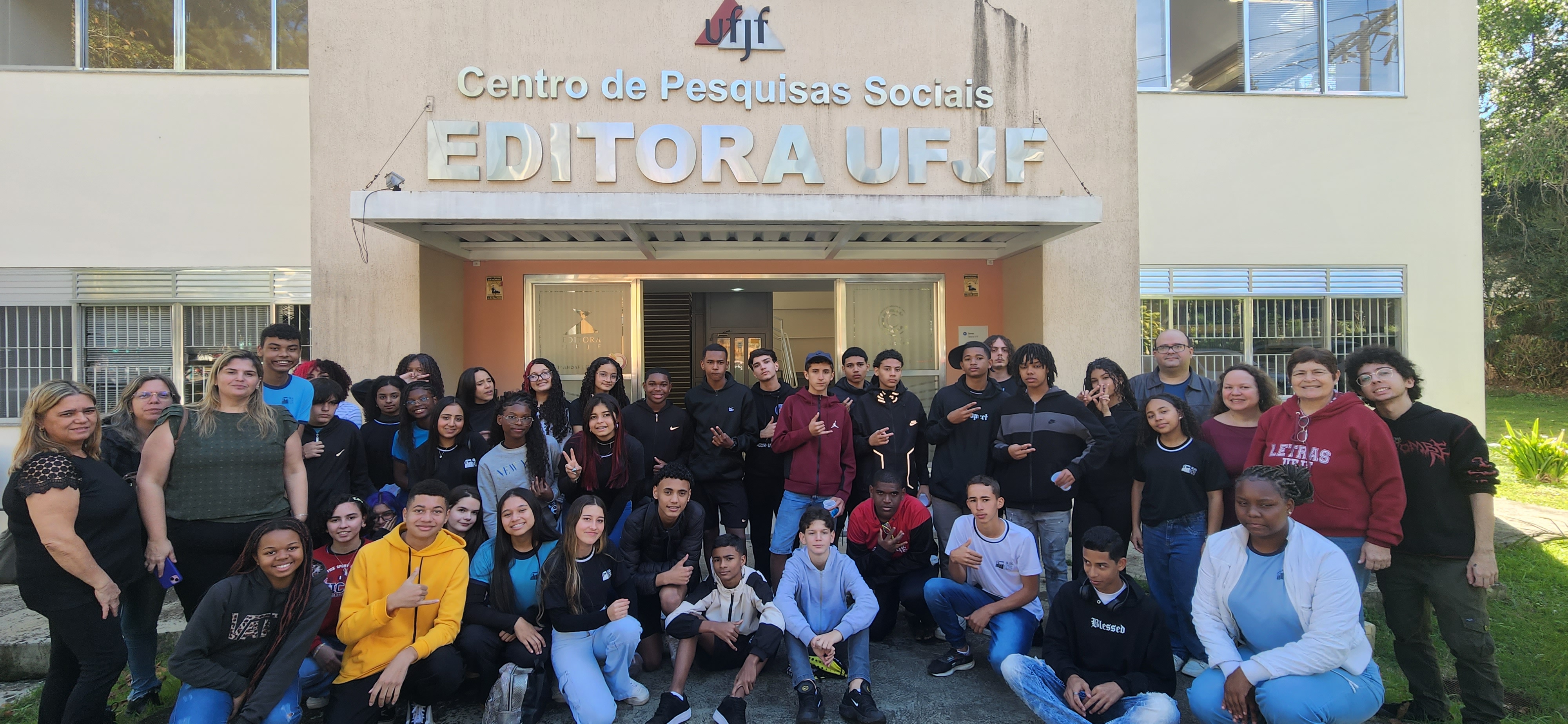 Oficina de Autopublicação Digital da Editora UFJF leva experiência literária a alunos de escola municipal