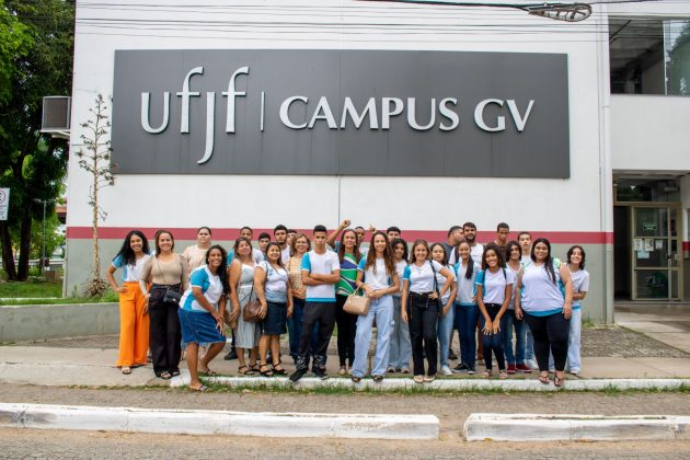 Estudantes de escola pública de Conselheiro Pena visitam a UFJF-GV