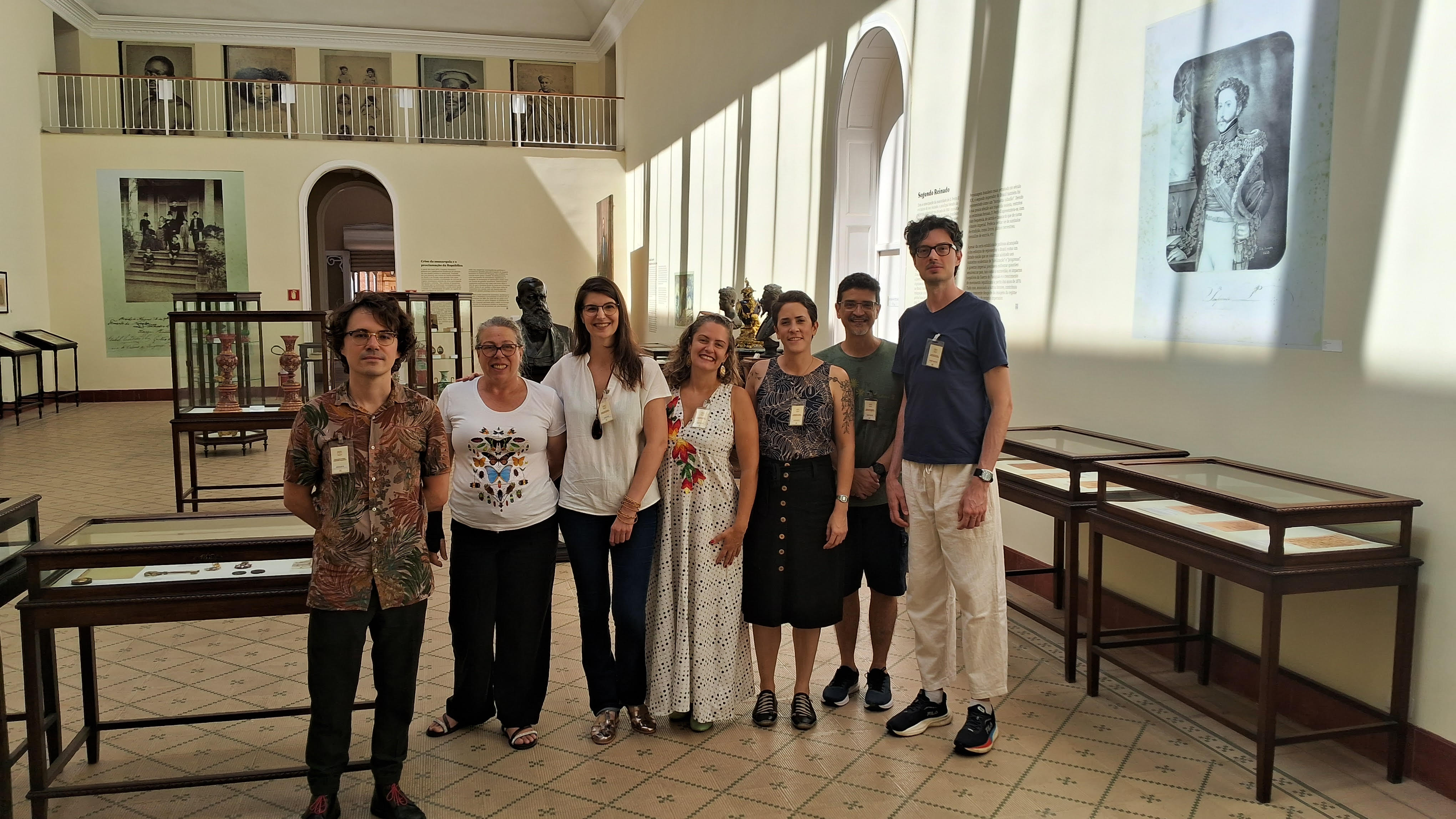Professores da FALE-UFJF visitam Museu Mariano Procópio para explorar acervo rico em obras raras e documentos históricos