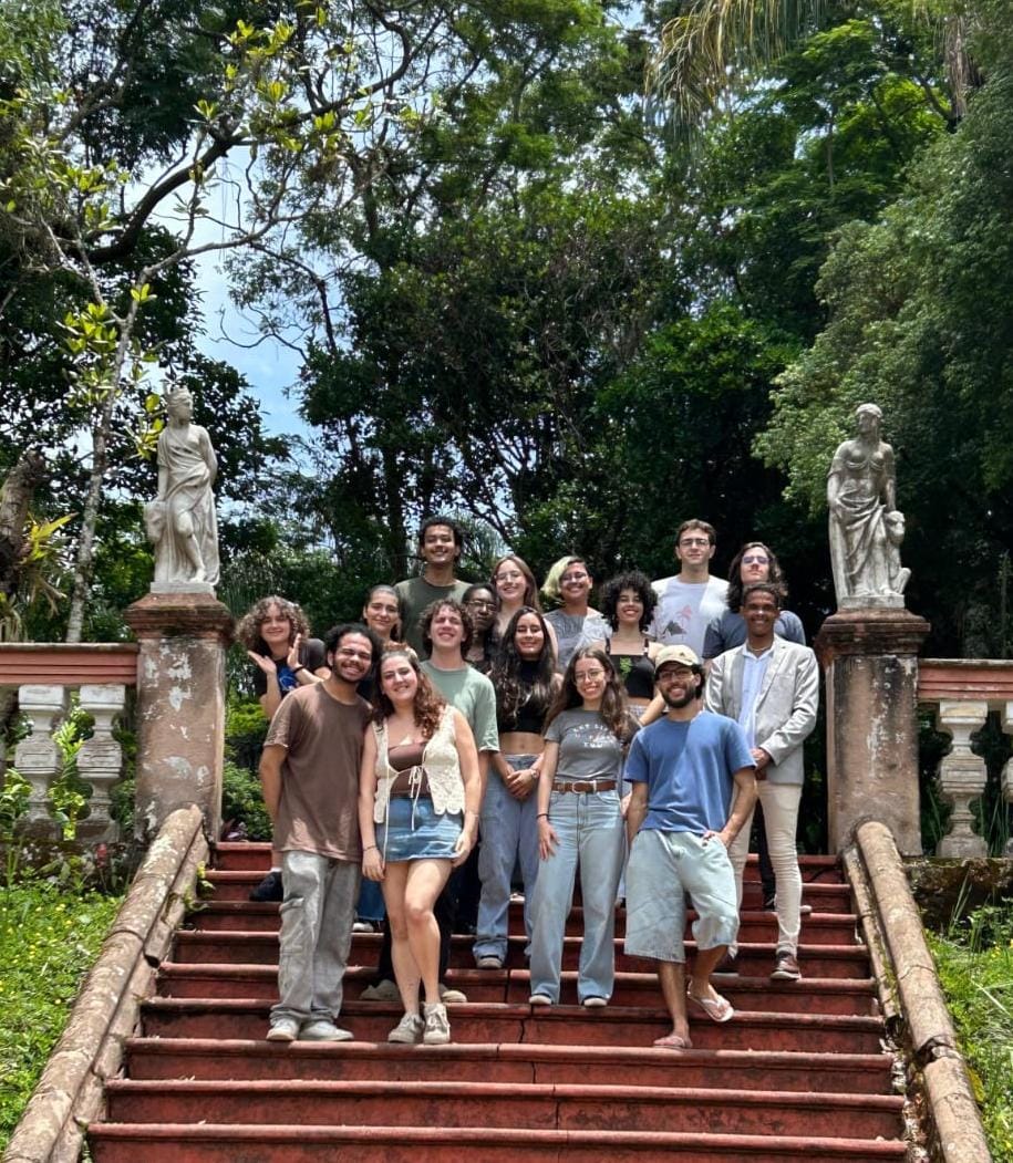 Língua, cultura e práticas sociais: uma experiência didática no ensino de francês