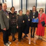 Professor Fernando Fiorese (homenageado), Professora Aline Fonseca (Diretora da Faculdade de Letras), Cecy Barbosa Campos (Presidenta da Academia Juiz-forana de Letras), Professora Leila Maria Fonseca Barbosa (professora homenageada), Professora Natalia Sigiliano (professora homenageada) e Professora Cristina Villaça (professora homenageada)