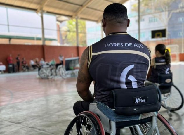 Estudantes da UFJF-GV acompanham treinamento de equipe de basquete em cadeira de rodas