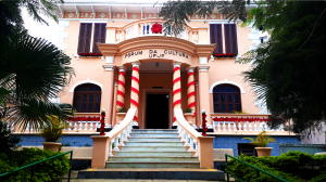 Foto da fachada do Forum da Cultura da UFJF com decoração de Natal 