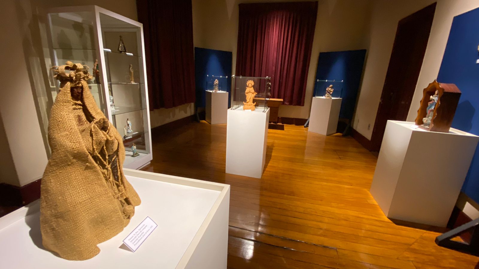‘Sob o manto azul’: nova exposição no Forum da Cultura destaca representações de Maria na cultura popular
