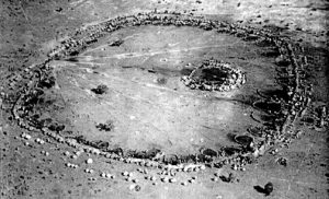 Imagem que retrata a vila Ba-Ila, uma espécie de circunferência (anel). 