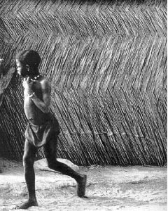 Imagem de uma criança correndo próxima à uma cerca de Sahel.
