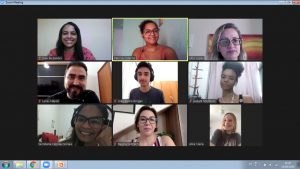 Na imagem, há sete mulheres e dois homens reunidos virtualmente pelo Google Meet e posando para a foto. São eles Irani Fernandes, Débora catarino, Silvana Lopes Nogueira Lahr, Lucas Nápoli, João Pedro Borges, Isabela Monteiro, Adenilza Nazário, Regina Kelmann e Alice Helal 