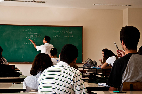 UFJF abre vagas para professores efetivos e substitutos em JF e GV