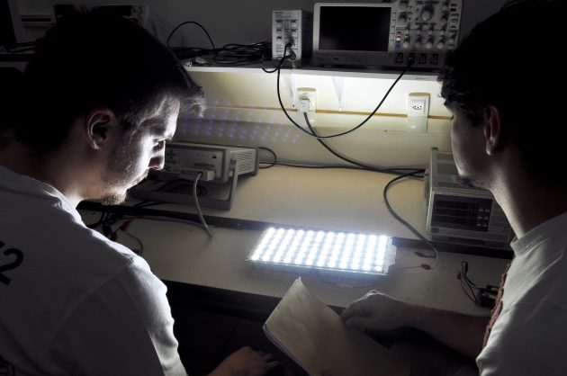 Pesquisadores no laboratório onde são desenvolvidos estudos com iluminação de LED (Foto: Twin Alvarenga)