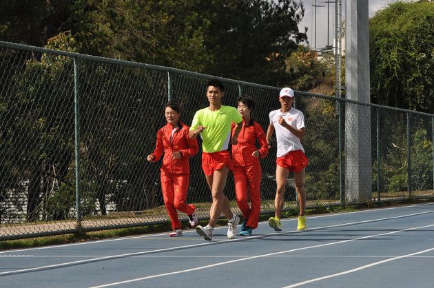 Campeão olímpico, Ding Chen (de branco) visitou a Faefid em 2014 (Foto: Twin Alvarenga/UFJF)