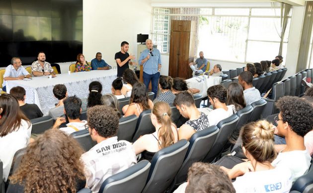 Reunião tratou, especialmente, da contratação de intérpretes de Libras (Foto: Alexandre Dornelas/UFJF)