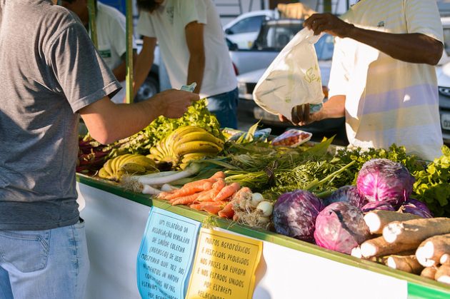 Feira de orgânicos movimenta Campus da UFJF como opção de alimentos saudáveis (Foto: Iago de Medeiros/UFJF)