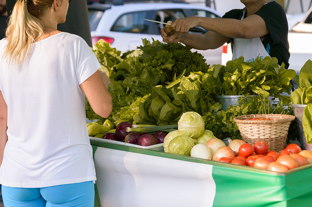 Feira de orgânicos movimenta Campus da UFJF como opção de alimentos saudáveis (Foto: Iago de Medeiros/UFJF)