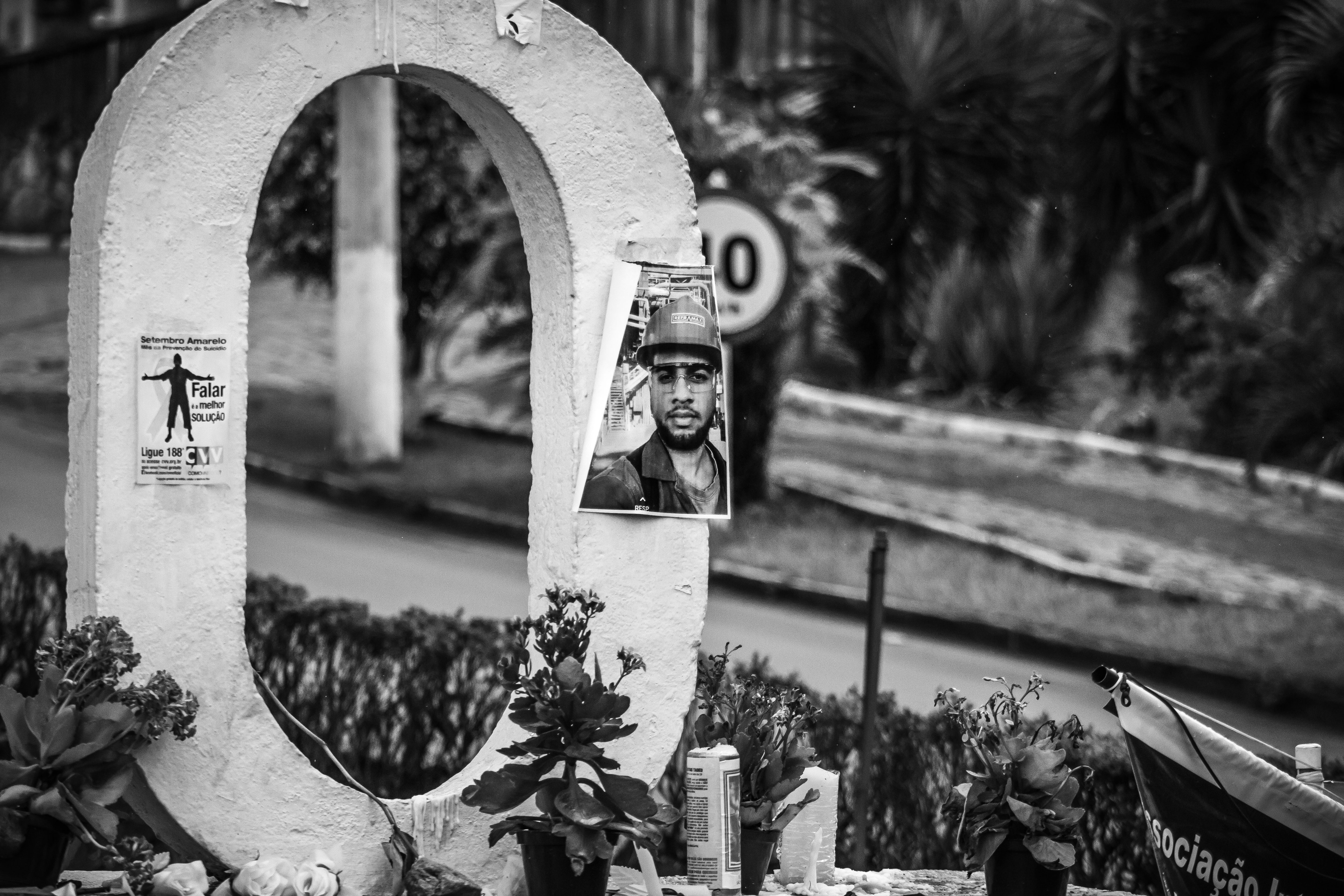 Memorial: retrato de vítima da tragédia na entrada de Brumadinho (Foto: Maria Otávia Rezende/UFJF)