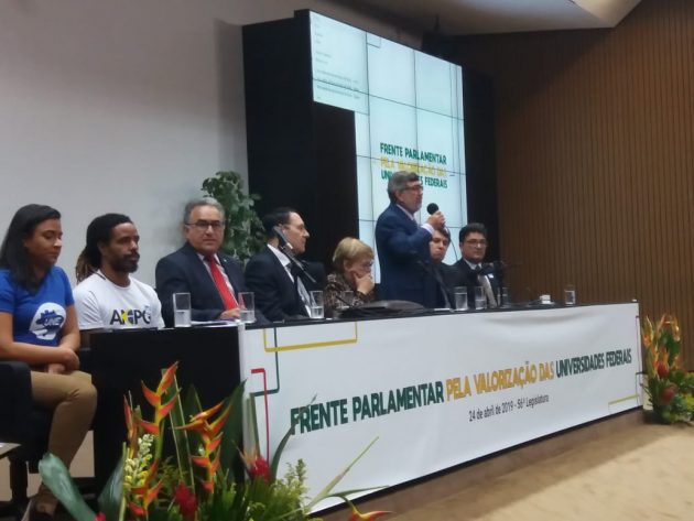 Além de parlamentares, evento reuniu Andifes, Andes-SN, Proifes, Fasubra e UNE