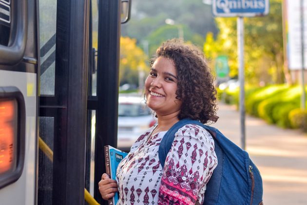 “Quando consigo pegar o ônibus direto, é mais rápido", conta Letícia que chega a gastar quatro passagens por dia (Foto: Rodrigo Milanni/UFJF)