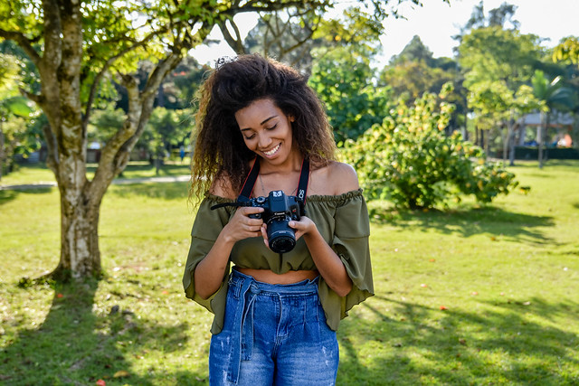 Caroline Gerhein tem dois empregos e estuda Jornalismo (Foto: Gustavo Tempone/UFJF)