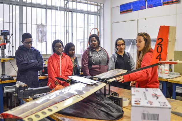 Adolescentes conheceram o projeto Aero Design da Faculdade de Engenharia (Foto: Gabriela Maciel/UFJF)