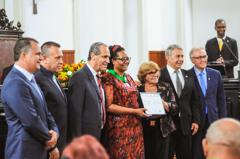 Professora Zélia Ludwig celebra condecoração com Medalha Nelson Silva (Foto: Gabriela Maciel/UFJF)