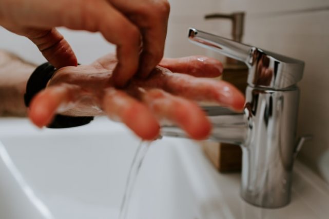 Pessoa lavando as mãos (Foto: Claudio Schwarz/Unsplash)