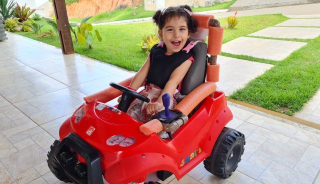 Fernandinha, de 7 anos, é dona do primeiro carro adaptado do projeto de extensão Adapt (Foto: Arquivo pessoal)
