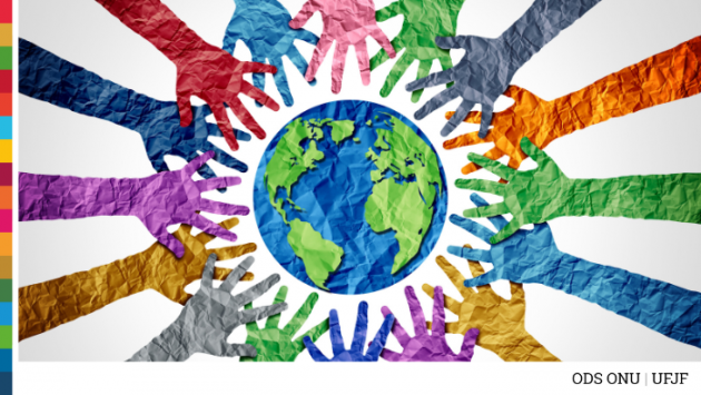 Projeto para pesquisadores refugiados na UFJF é aprovado em primeiro lugar pela Capes; arte com mãos coloridas rodeando um globo