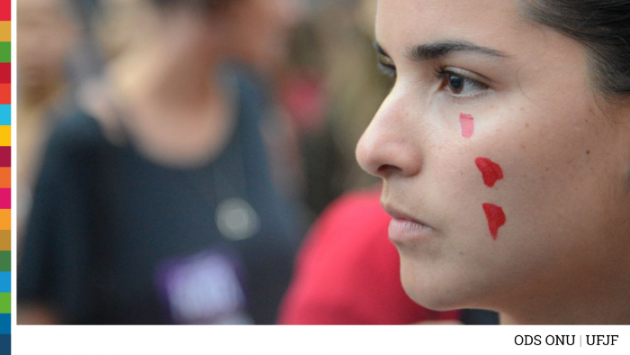 Mulher durante protesto contra violência de gênero