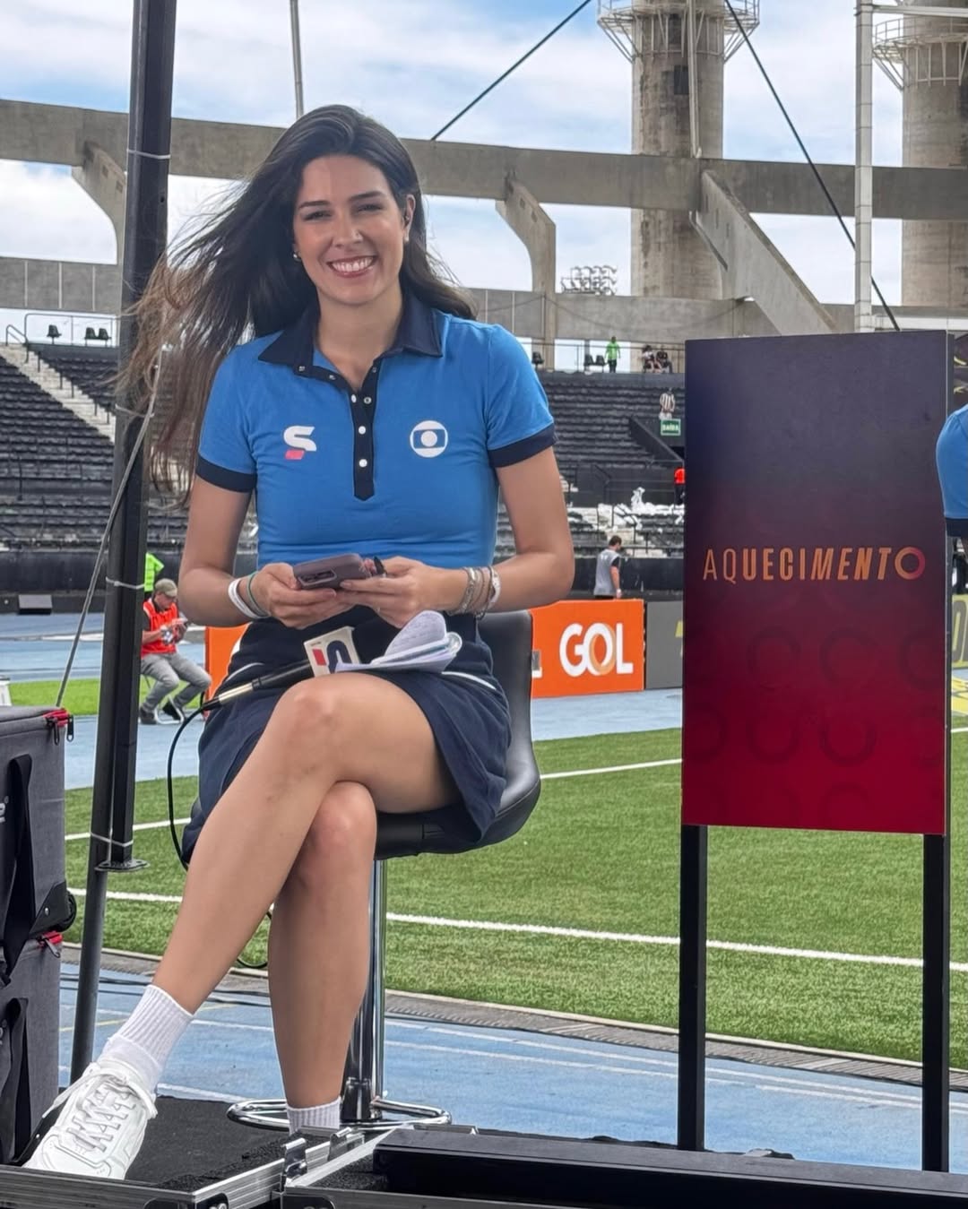 Renata Silveira é vítima de fake news: jornalista da Globo foi acusada de culpar o machismo por baixa adesão no jogo entre Brasil e Coreia no futebol feminino