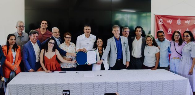 Ministro da Educação assina termo de início das obras do novo HU