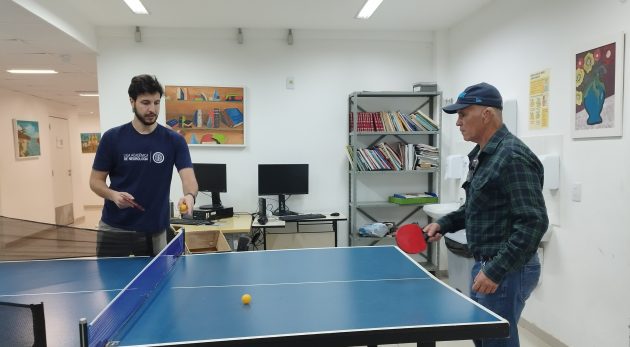 HU-UFJF recruta pacientes com Parkinson para estudo clínico com tênis de mesa