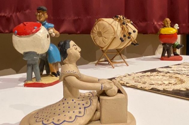 Entre linhas e afetos: exposição exalta a beleza das tramas, tecidos e bordados