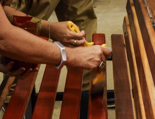 Campus da UFJF recebe banco vermelho, símbolo da luta contra o feminicídio