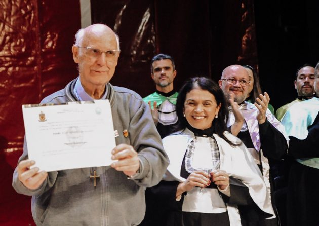 ‘Com uma mão compartilho o pão, com a outra luto’, enfatiza Júlio Lancellotti em homenagem