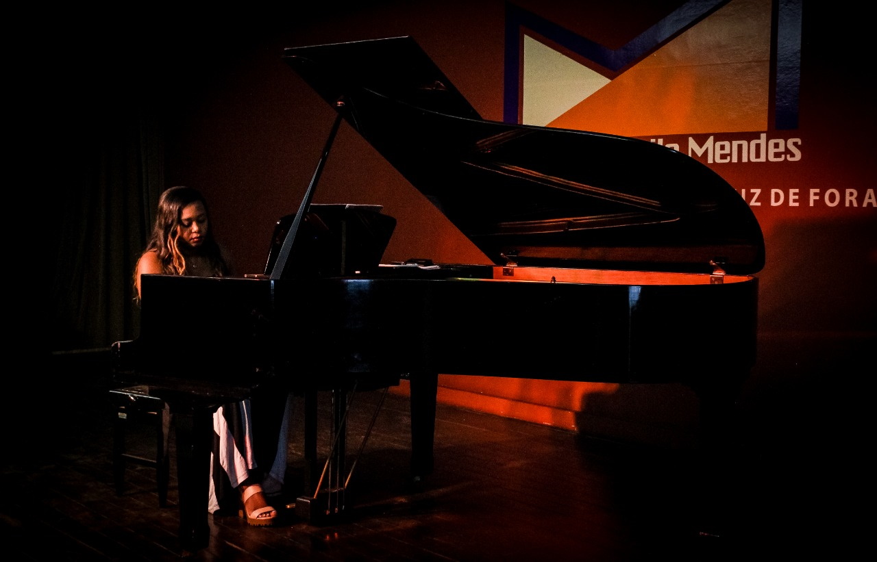 Roxane Beatriz tocando piano.